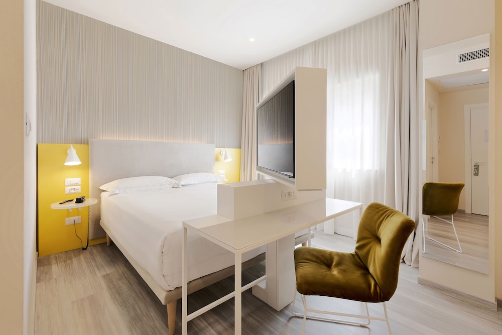 Smart, Queen Bed