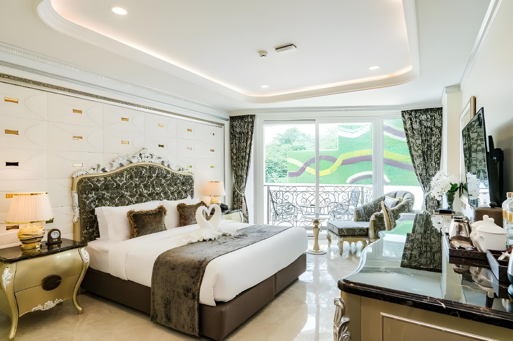 Deluxe, 2 Double Beds, Pool View