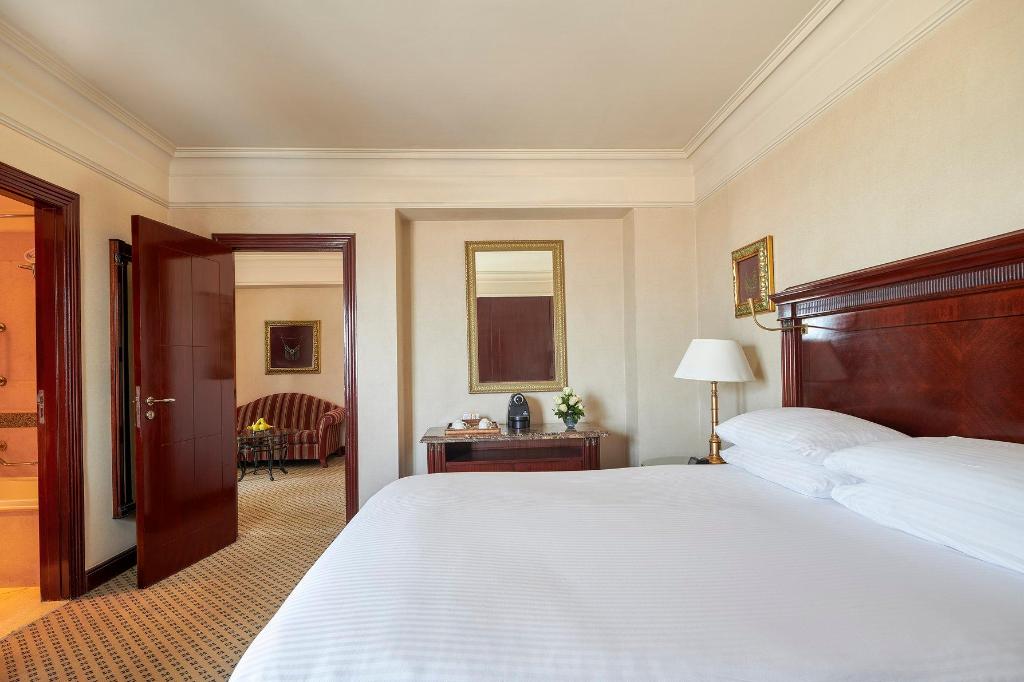 Diplomat, Suite, King Bed, Smoking