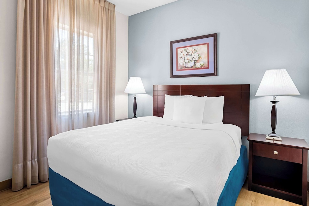 Efficiency, Suite, Queen Bed, Pet Friendly