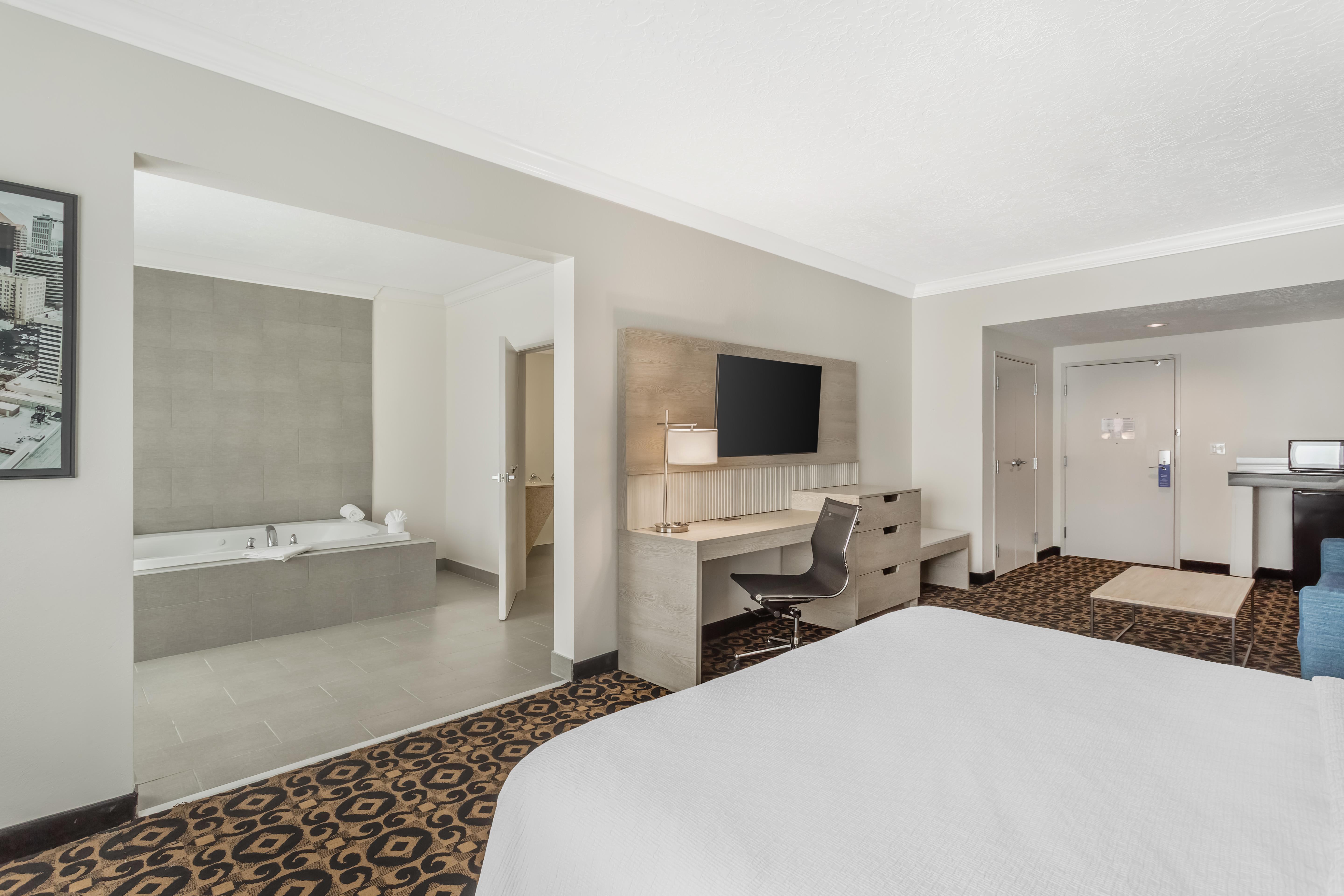 جناح بسرير كينج مع أريكة بحوض جاكوزي، Best Western Plus Airport Inn Suites Salt Lake City 2/7