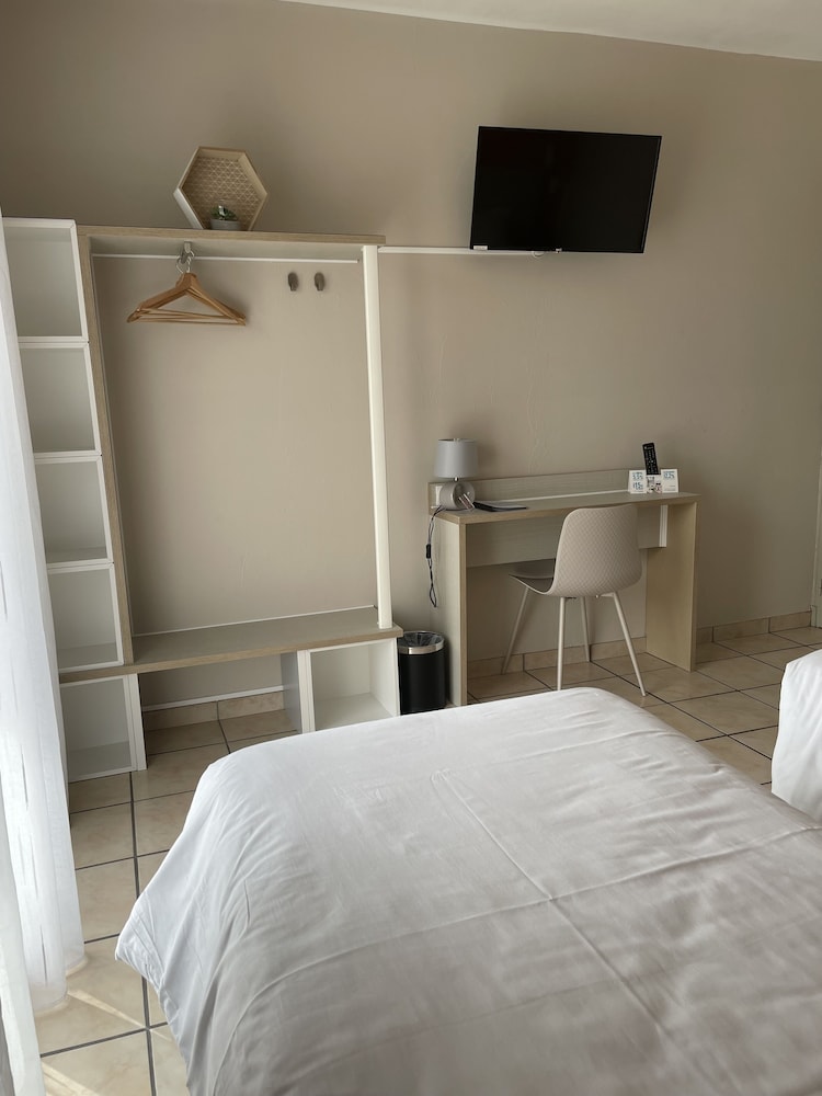 HOTEL LE CLEMENT V 17/66