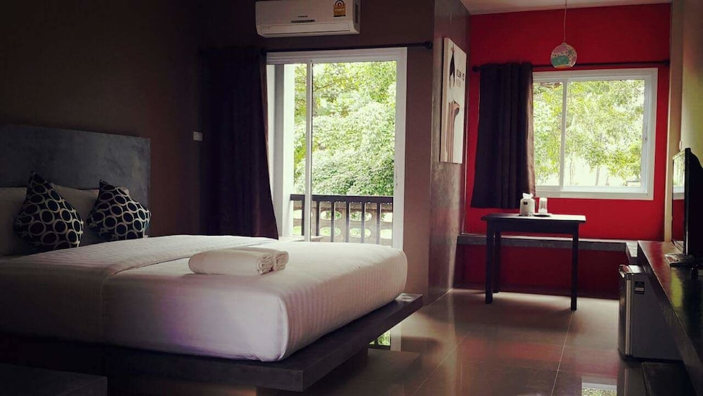 Ploenjai Hotel Ranong 24/48