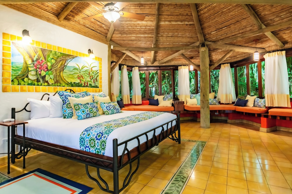 Suite, King Bed, 2 Sofa