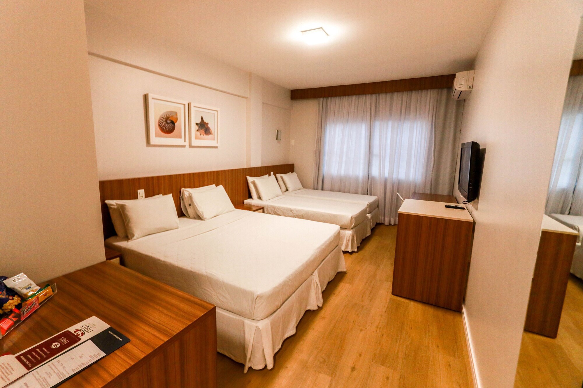 ROOM, DOUBLE OR TWIN BED