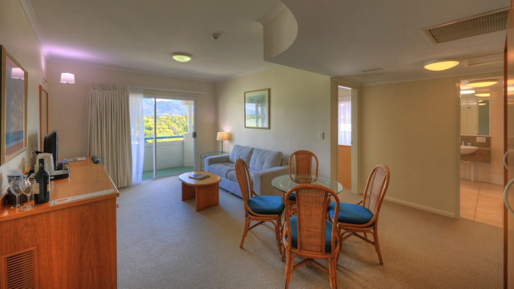 CAIRNS SHERIDAN HOTEL 41/45