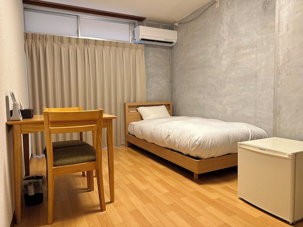 ROOM, TWIN BEDS, SHARED BATHROOM