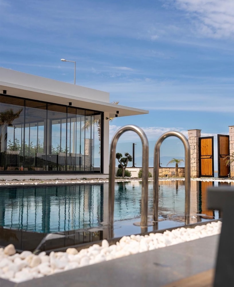 Leone Cunda Edition Otel(+12) 34/38