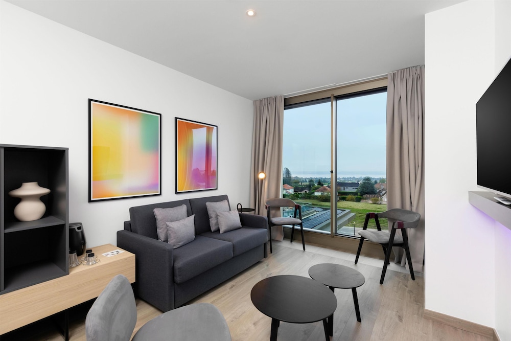 YOTEL Geneva Lake, Select by Hilton 36/59