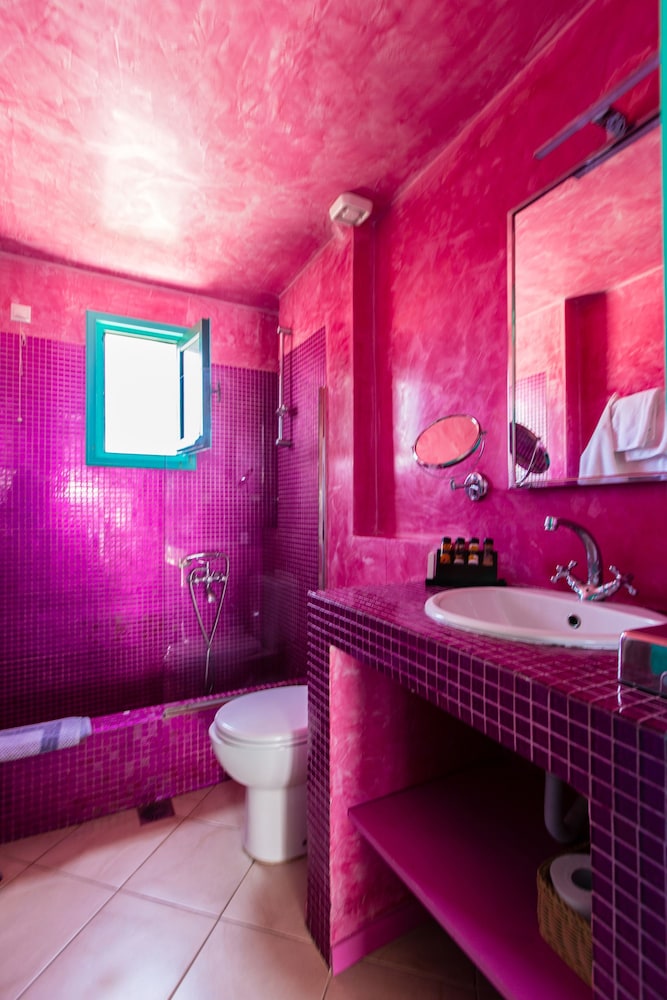 AVANT GARDE SUITES 45/82