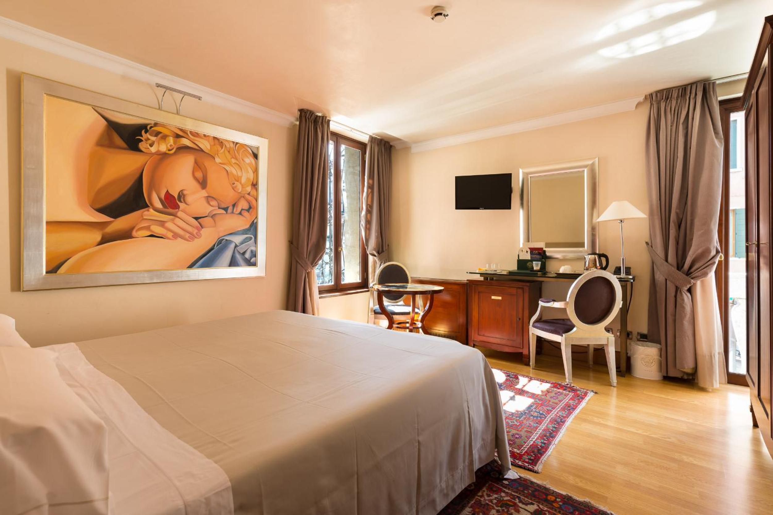 Junior Suite, Queen Bed, Canal View