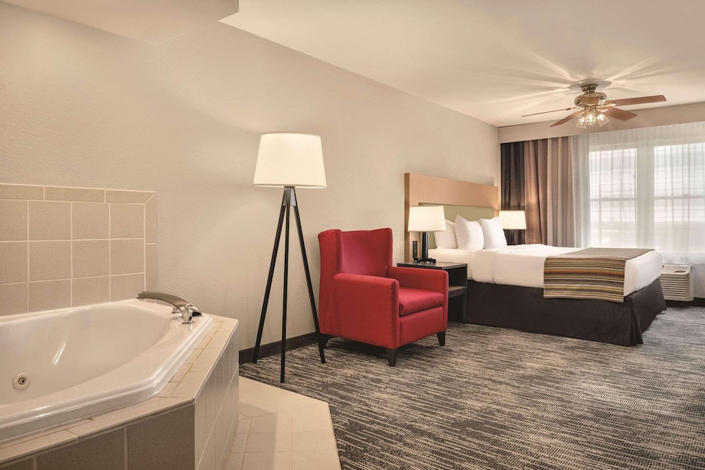 Country Inn & Suites by Radisson, Galena, IL 66/67