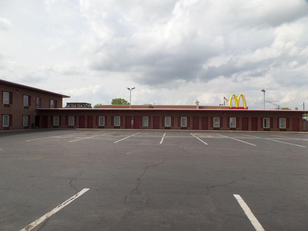Executive Inn Chillicothe (ex Rodeway Inn) 24/25