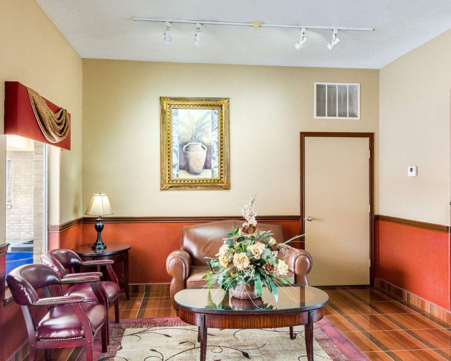 Econo Lodge Inn and Suites Eagle Pass, TX 22/37