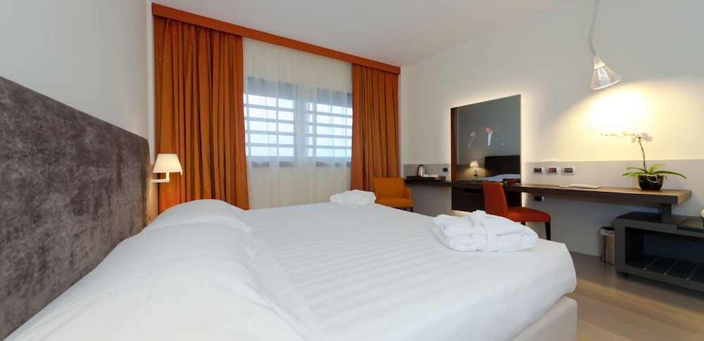 EXECUTIVE, DOUBLE OR TWIN BED