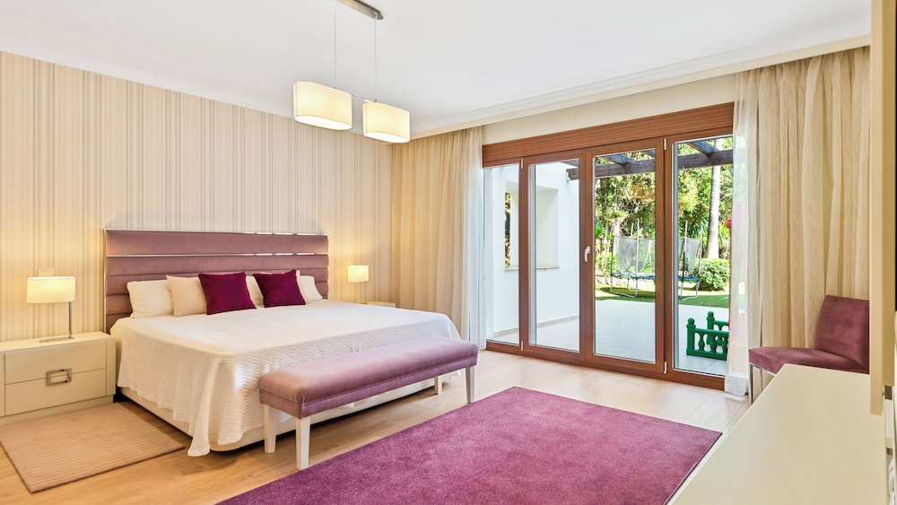 Host Villas & Suites 8/50