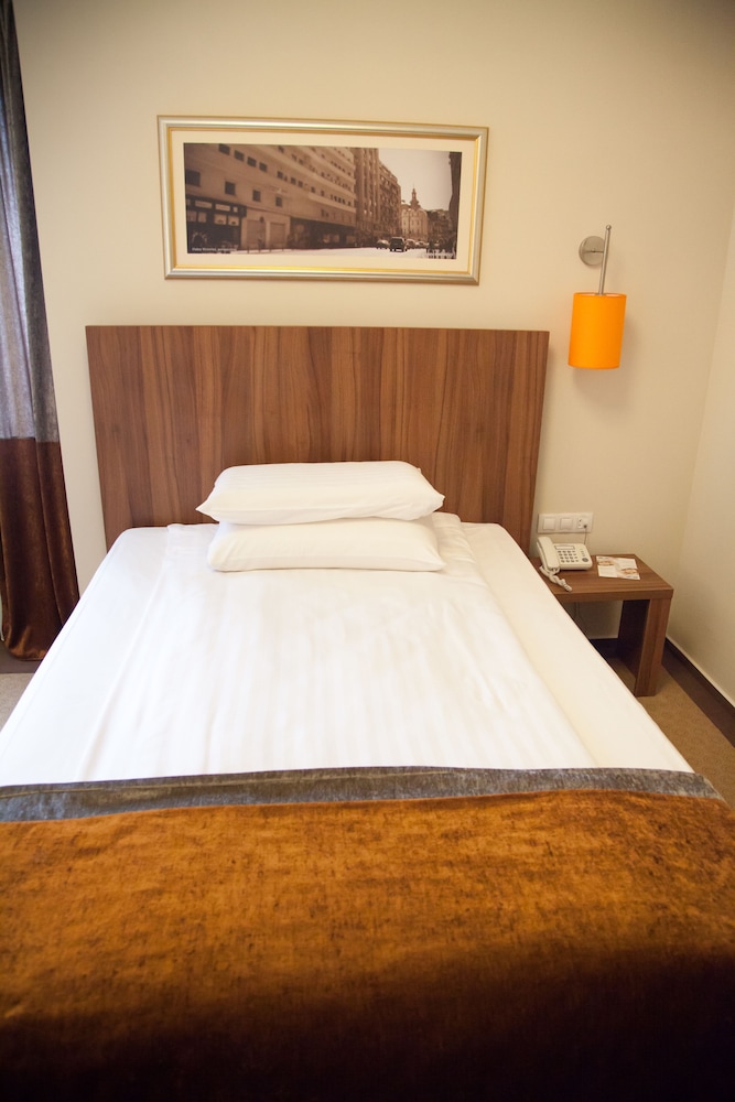 Ambasador Hotel 34/76