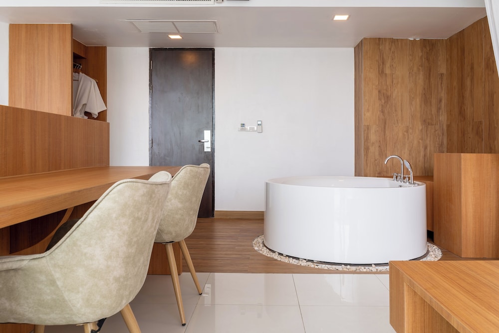 Rodina Beach Hotel 13/74