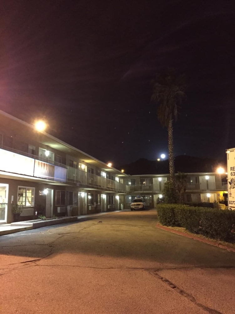 Hilltop Inn Suites 27/28