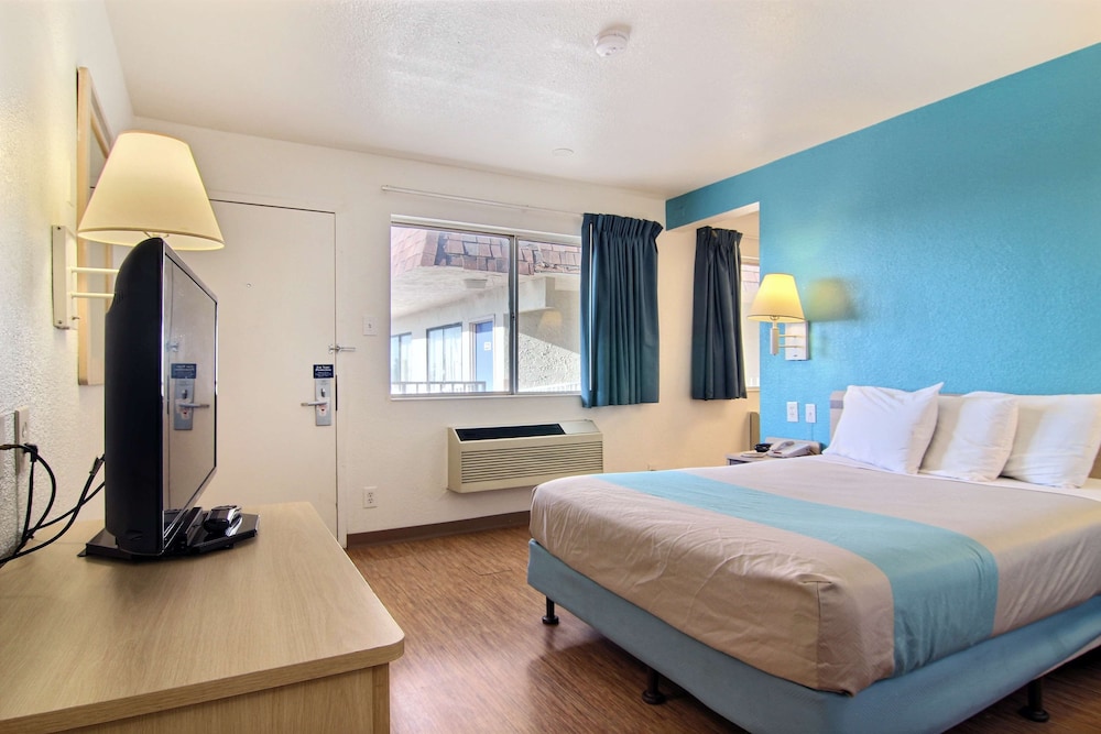 غرفة قياسية بسريرين مزدوجين، Motel6 Lubbock, TX 2/8