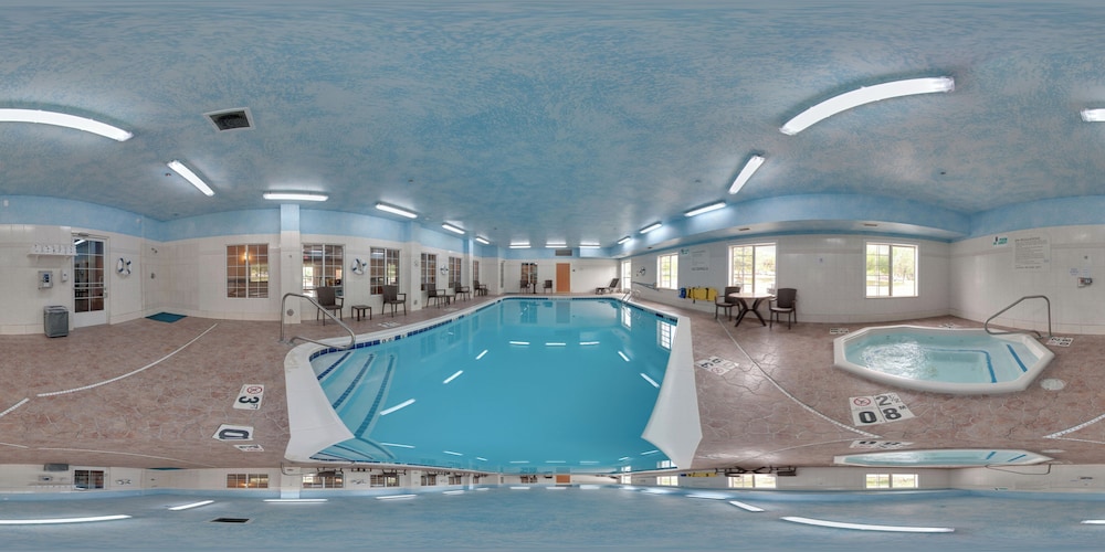 Comfort Inn and Suites Fenton MI 26/50