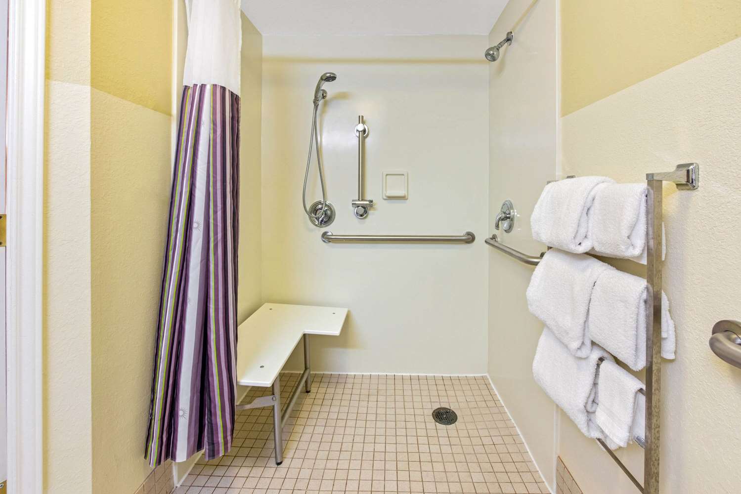 La Quinta Inn & Suites by Wyndham USF (Near Busch Gardens) 53/54