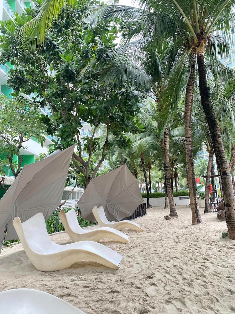 Azure Urban Resort By Adam's Crib 48/50