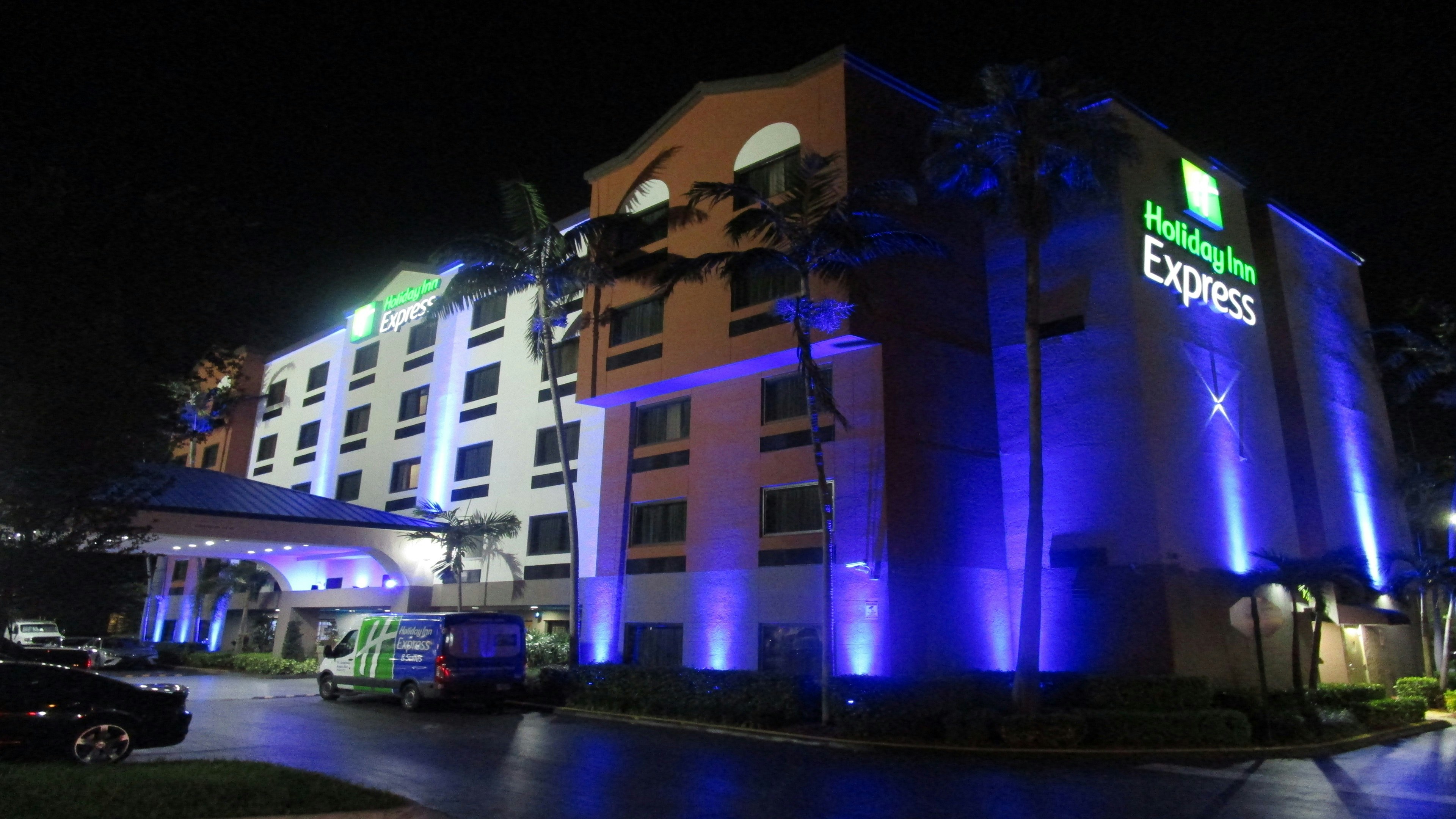 Holiday Inn Express Hotel Suites Fort Lauderdale Airport West 4/50