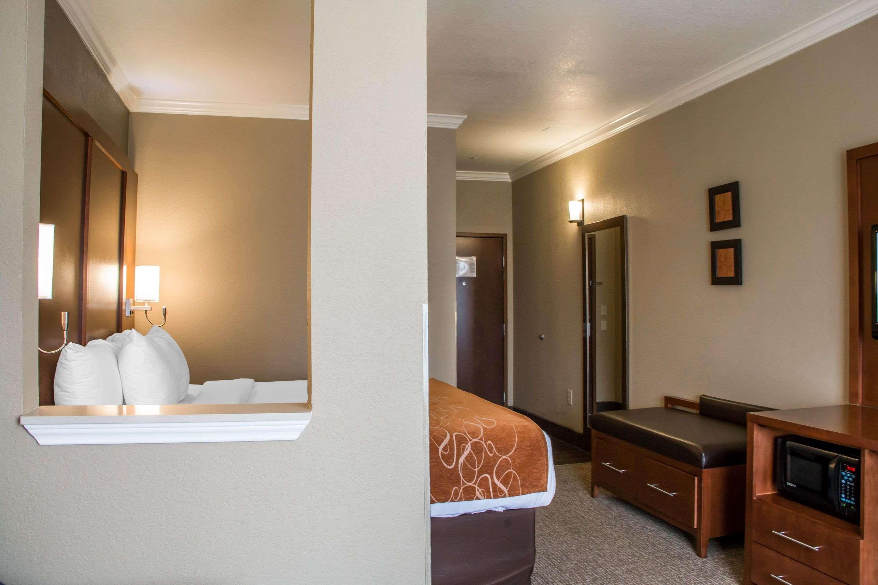SUITE, KING BED