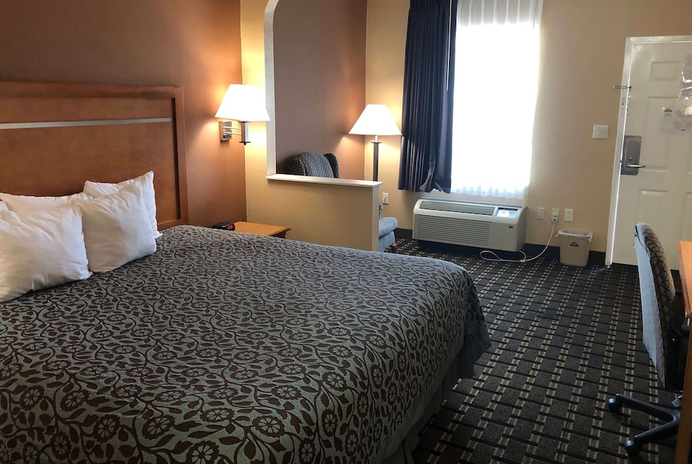 Days Inn By Wyndham Columbus 7/54