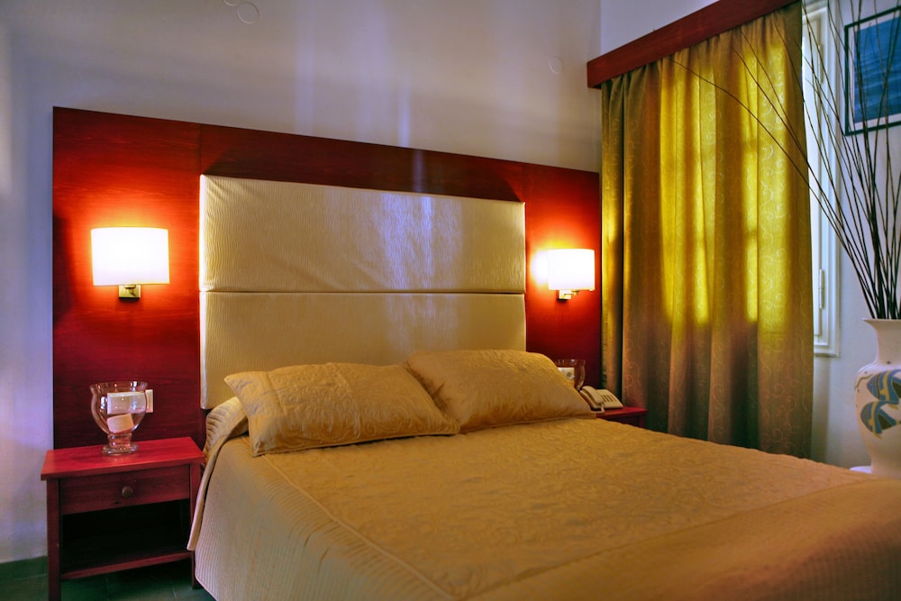 ROOM, SINGLE, DOUBLE BED