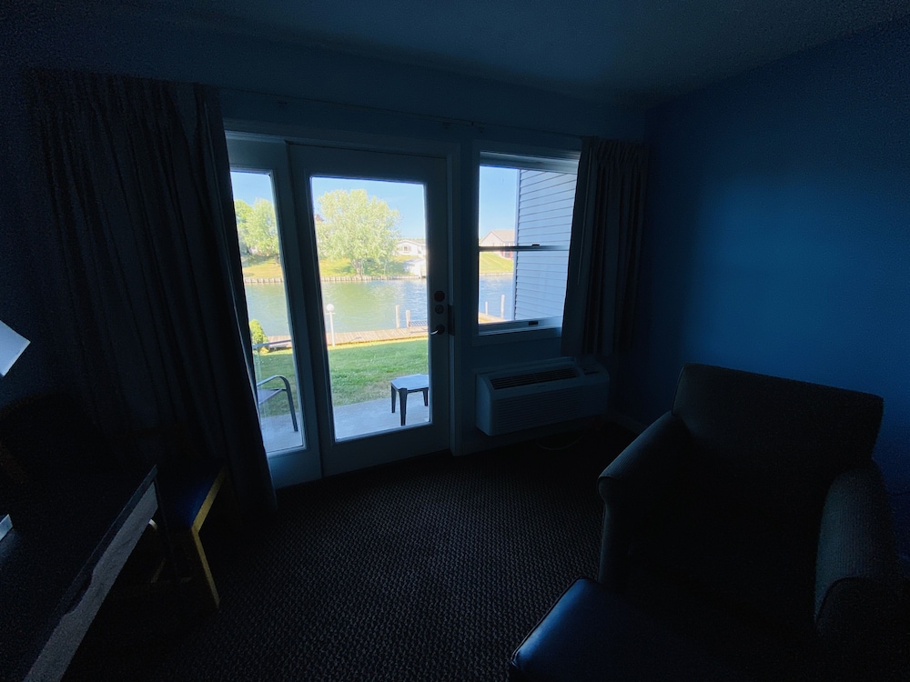 Fleetwood Inn Suites 35/51
