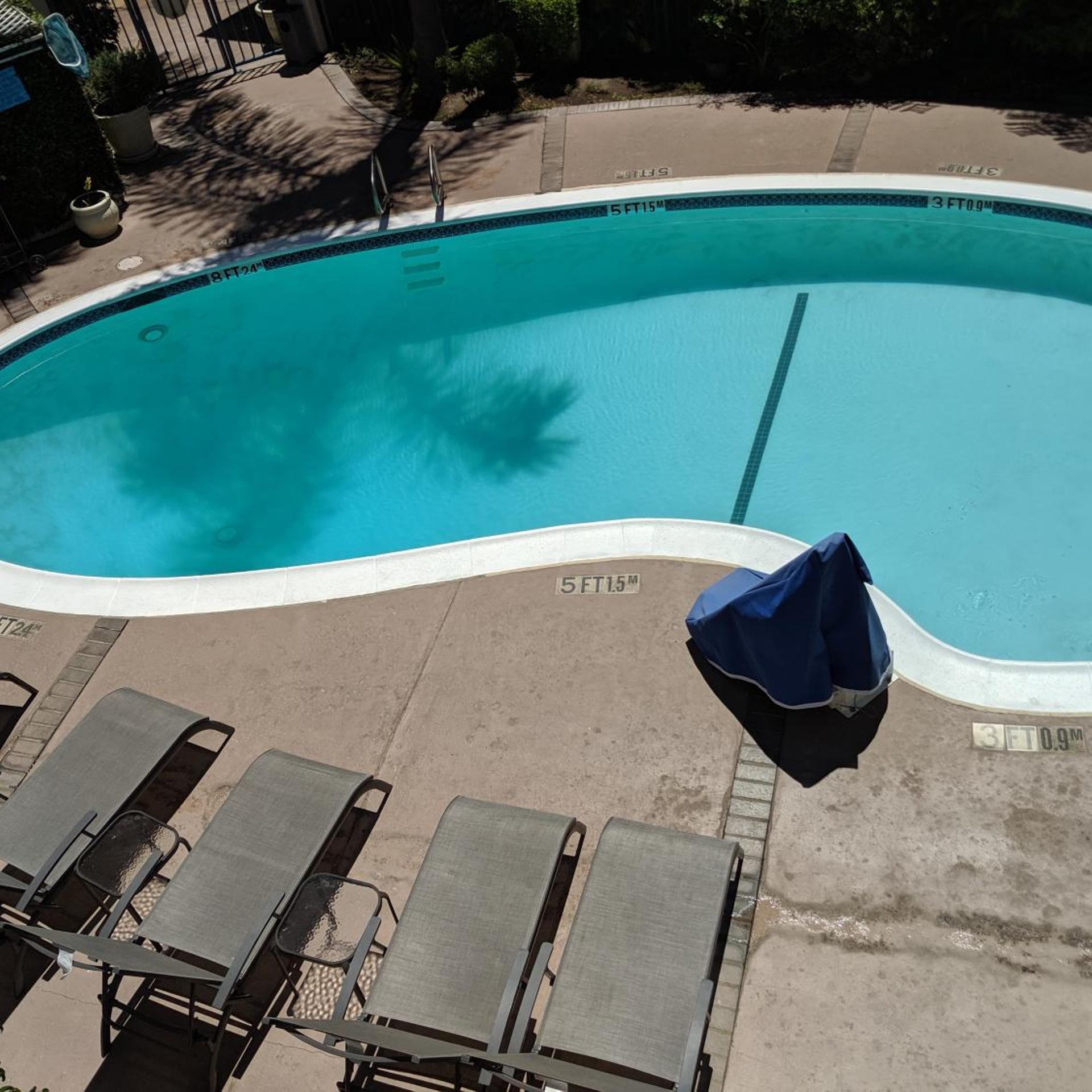 Tarzana Inn 16/22