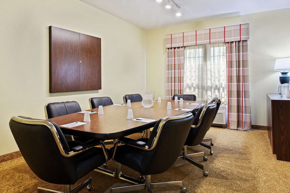 Country Inn & Suites By Radisson Elgin, IL 14/18