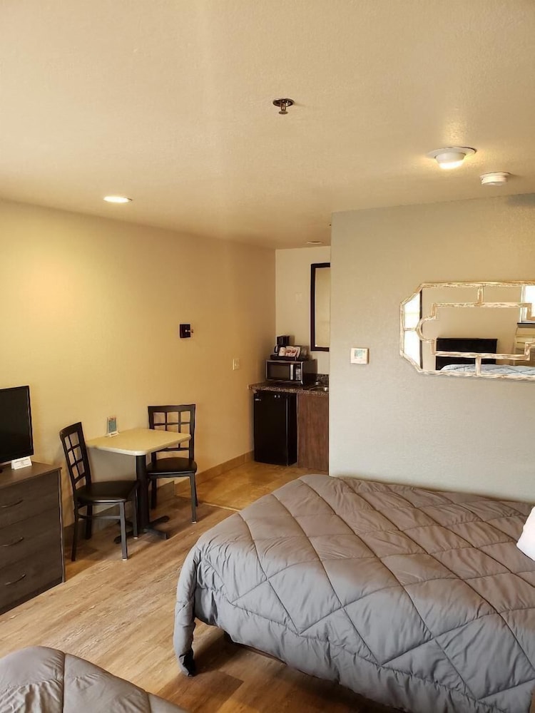 Price Pointe Inn 15/42