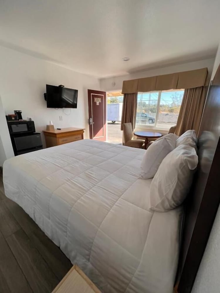 STANDARD, QUEEN BED