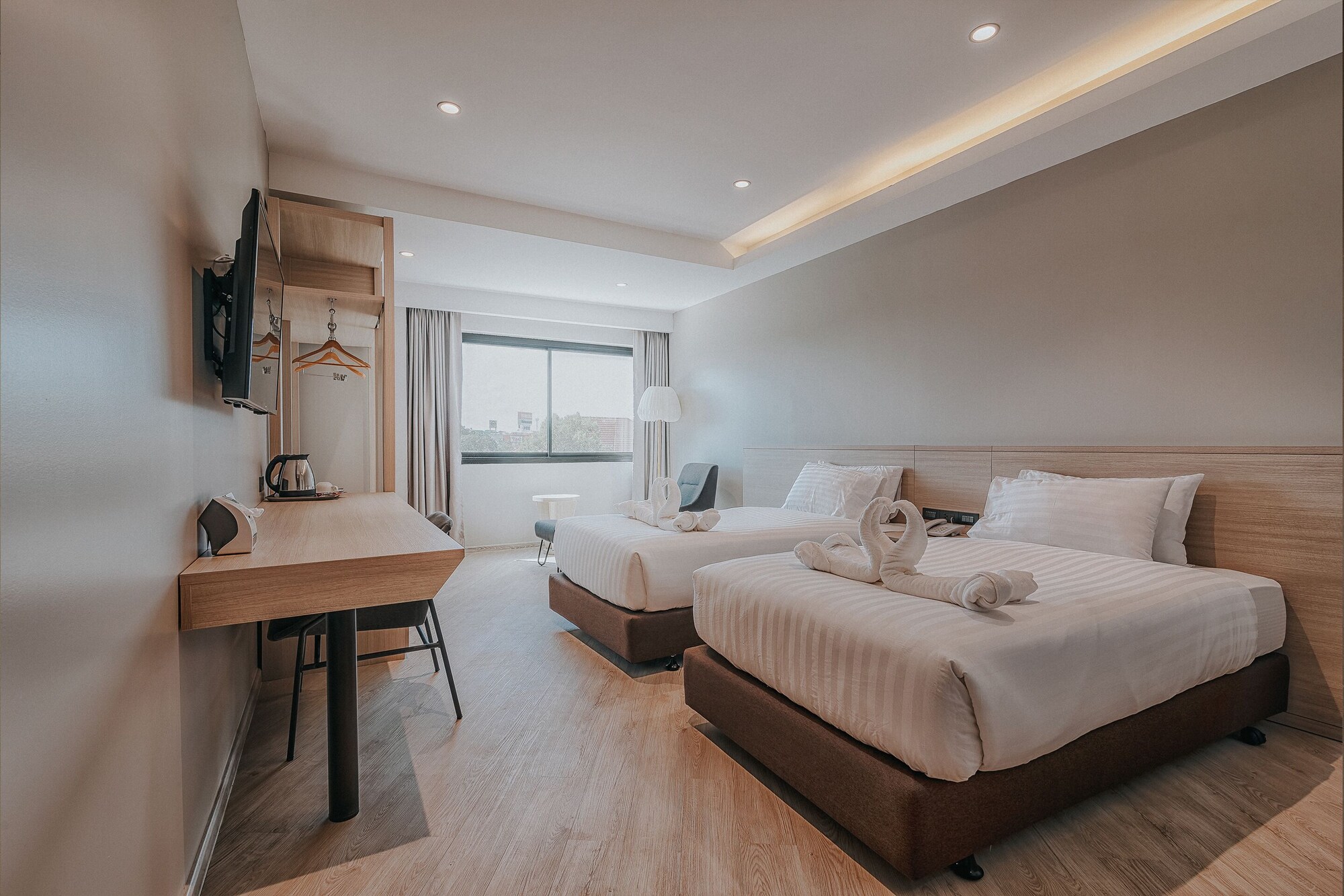 DELUXE, TWIN BEDS