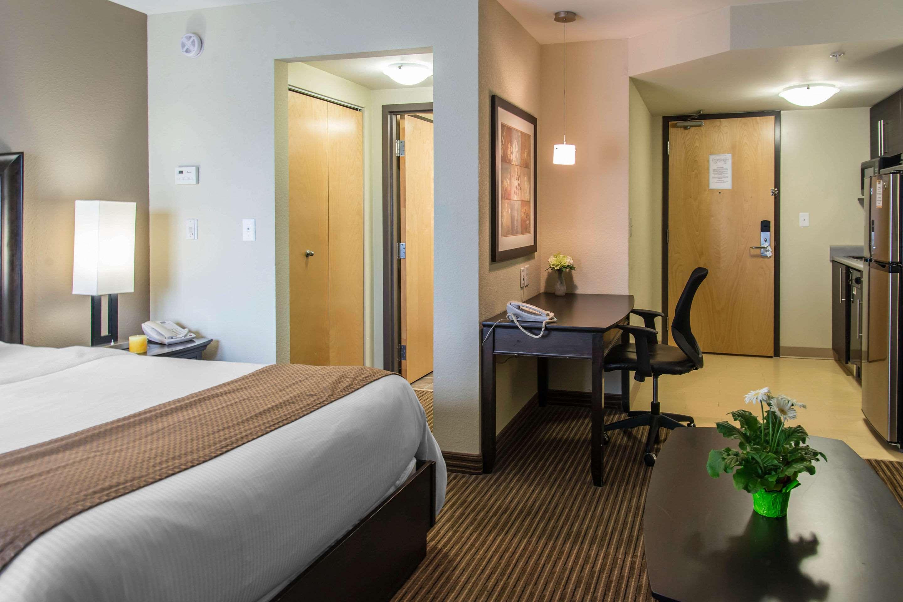 EFFICIENCY, SUITE, QUEEN BED, ACCESSIBLE