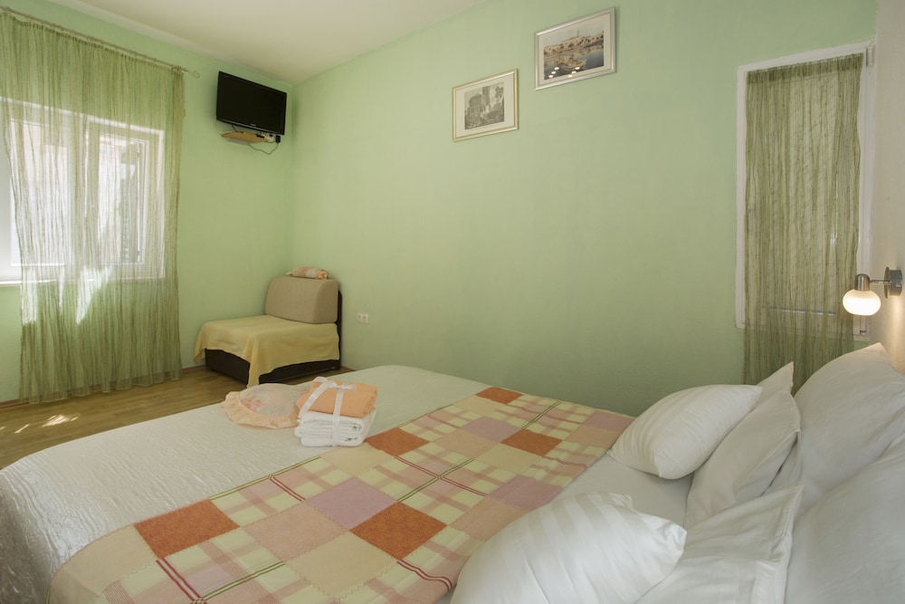 COMFORT, DOUBLE BED, SHARED TERRACE