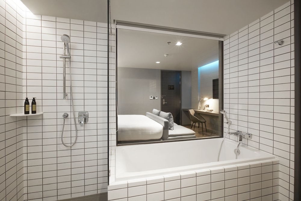 The Quarter Hotel Silom By UHG 19/68
