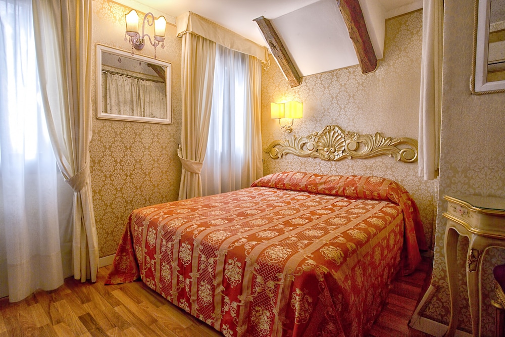 HOTEL NOEMI 12/45