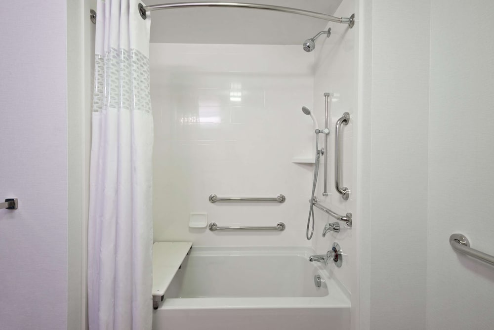 Hampton Inn & Suites North Huntingdon-Irwin 11/45