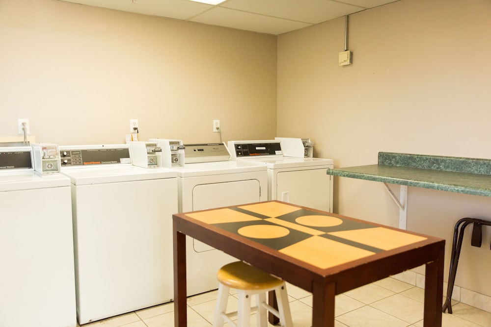 Super 8 by Wyndham Wickenburg AZ 27/32