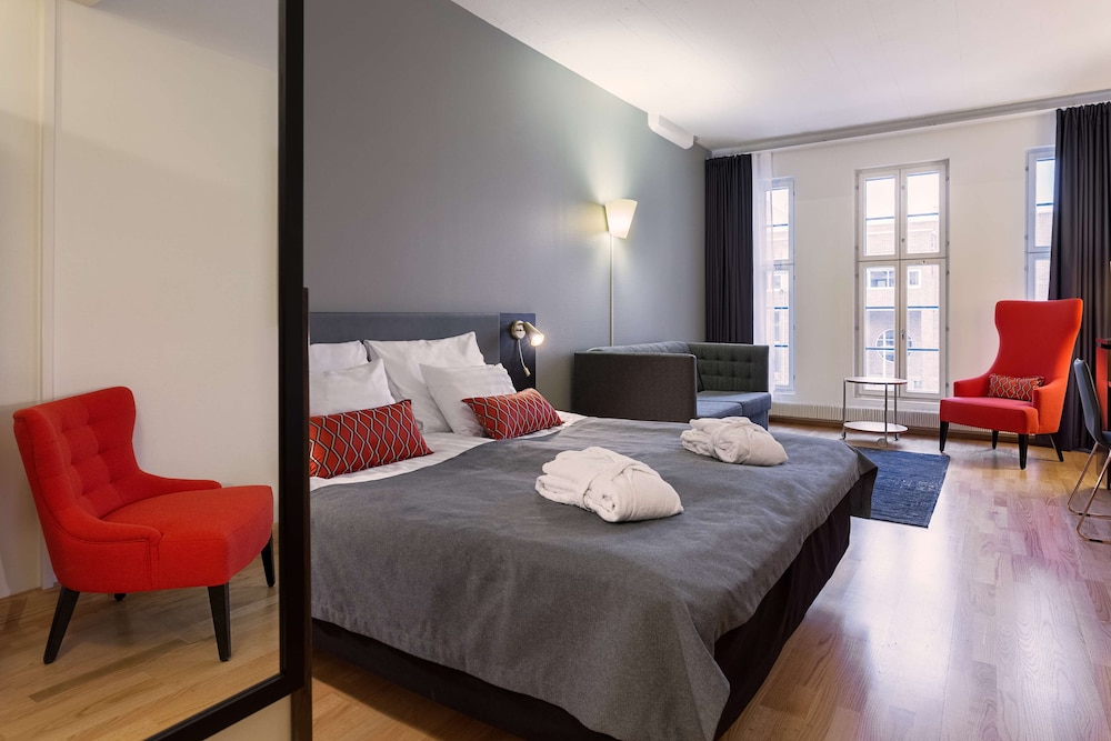 PLUS, SUPERIOR, KING BED