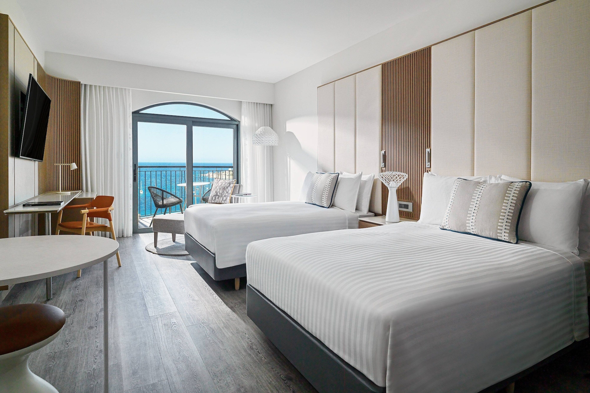 Club, 2 Queen Beds