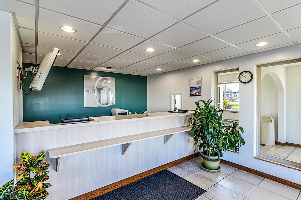 Lobby at Motel6 Urbana, IL, URBANA - IL