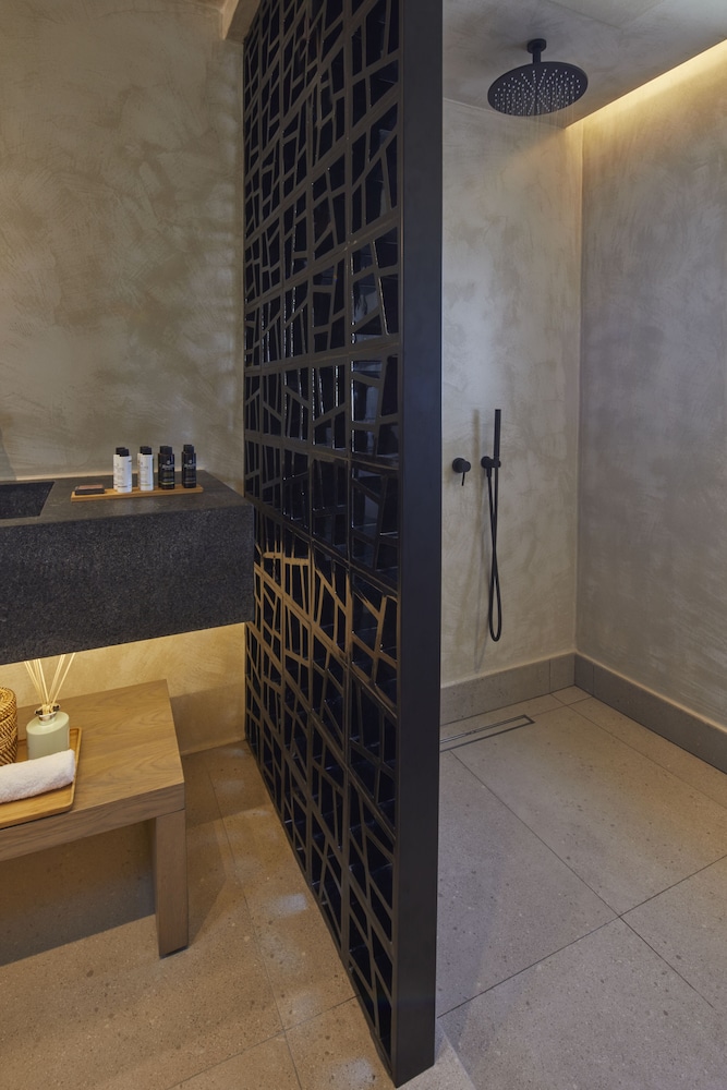 Halcyon Days Suites 50/50