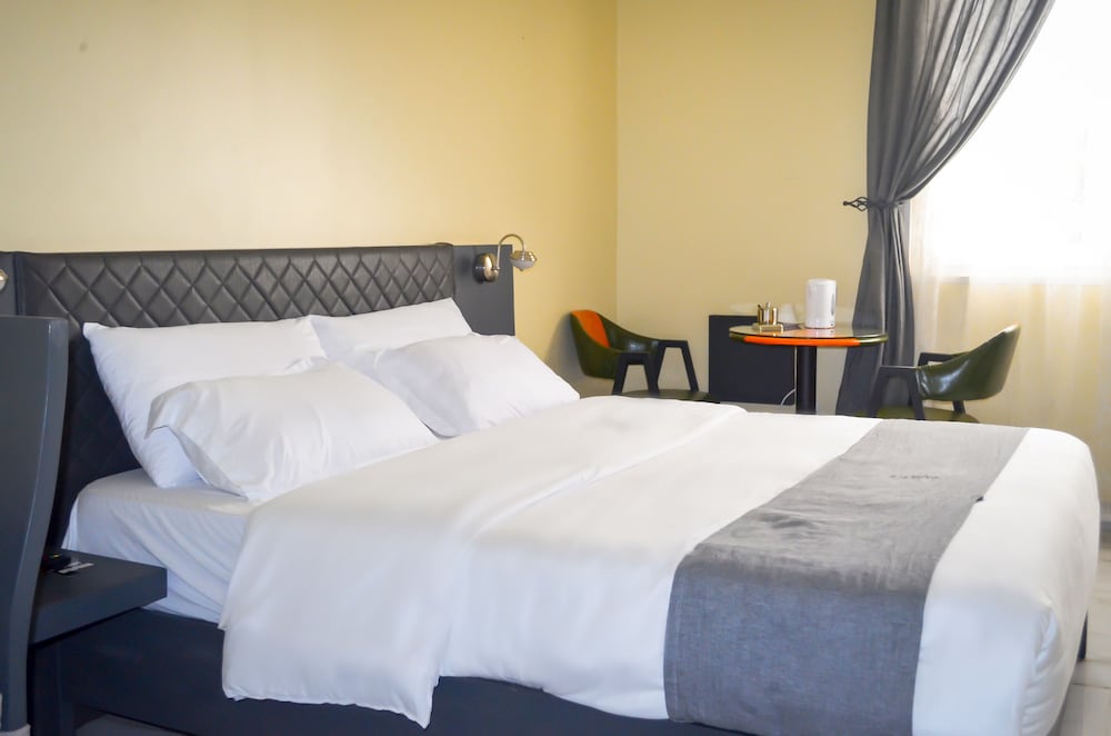 ROOM, DOUBLE BED
