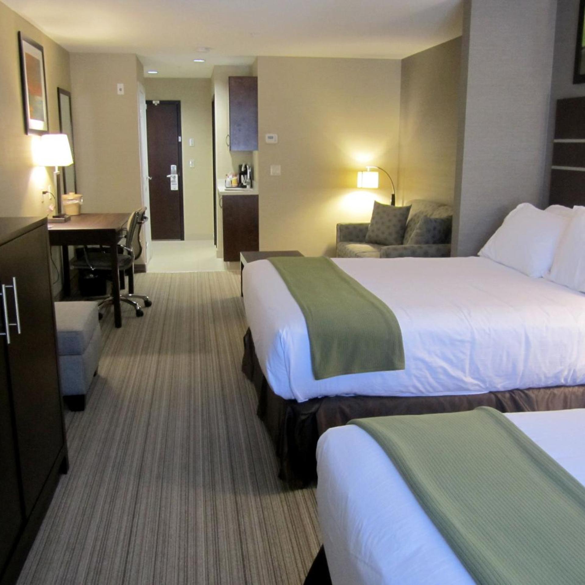 Suite, Accessible, HOLIDAY INN EXPRESS GOLDEN KICKING HORSE 2/4