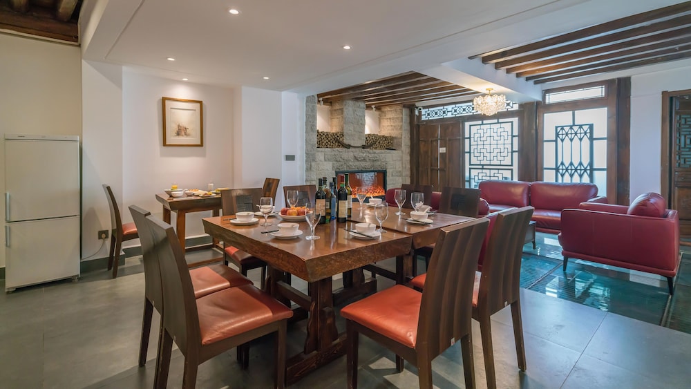 Lize Graceland Artistic Suite Inn 36/50